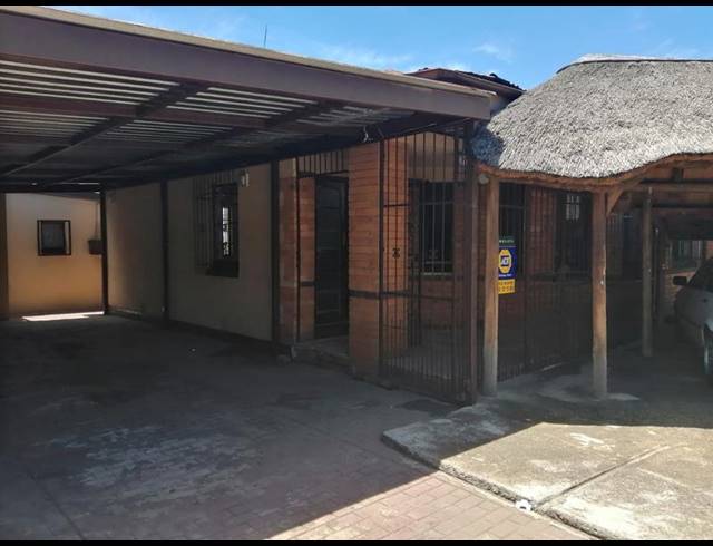 7 BEDROOM CLUSTER FOR SALE IN STRUBENVALE